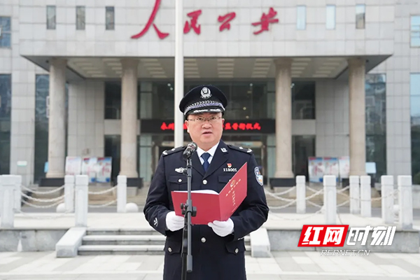 最新民警警衔，与自然美景的旅行对话